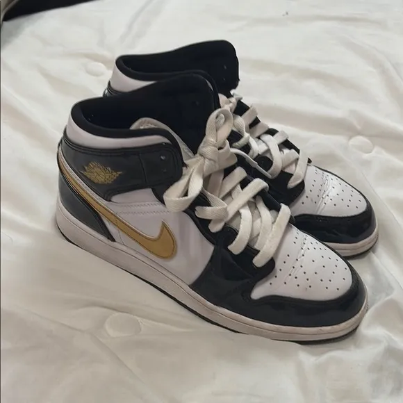 Nike Men's Black and Gold Sneakers