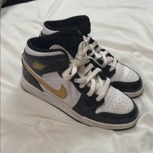 Nike Men's Black and Gold Sneakers