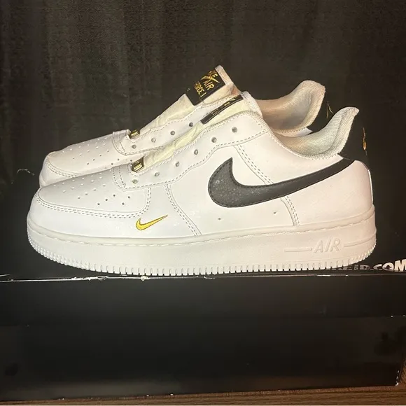 Nike Men's White and Black Sneakers