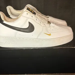 Nike Men's White and Black Sneakers