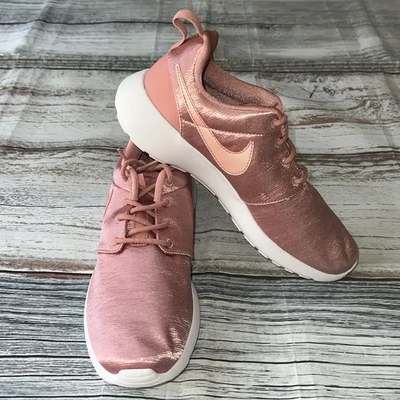 Nike Women’s ROSHE One Premium Rust Pink Rose Satin Athletic Shoes Size 6 NWOT