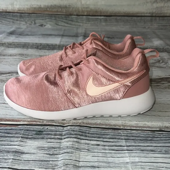 Nike Women’s ROSHE One Premium Rust Pink Rose Satin Athletic Shoes Size 6 NWOT