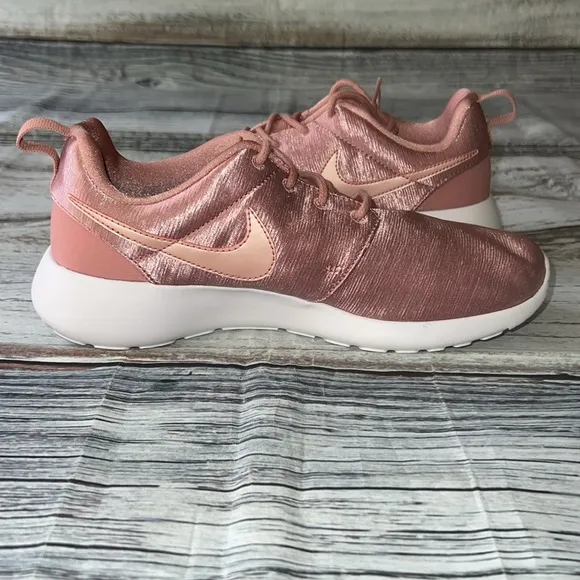 Nike Women’s ROSHE One Premium Rust Pink Rose Satin Athletic Shoes Size 6 NWOT