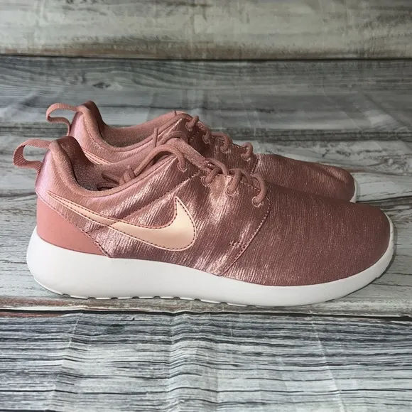 Nike Women’s ROSHE One Premium Rust Pink Rose Satin Athletic Shoes Size 6 NWOT