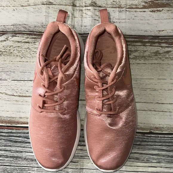 Nike Women’s ROSHE One Premium Rust Pink Rose Satin Athletic Shoes Size 6 NWOT
