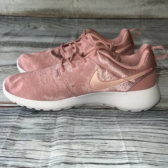 Nike Women’s ROSHE One Premium Rust Pink Rose Satin Athletic Shoes Size 6 NWOT