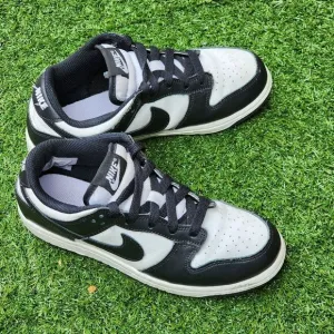 NIKE DUNK GS - Kids Shoes - SIZE 3Y
