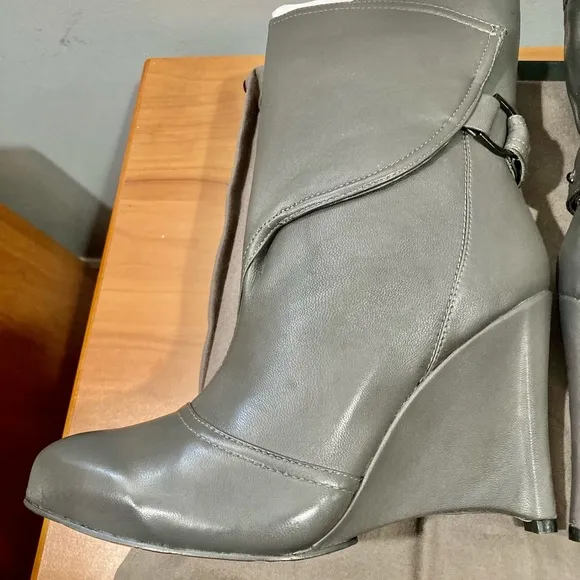 NWB Mea Shadow Women's Demetra Grey Leather Boots