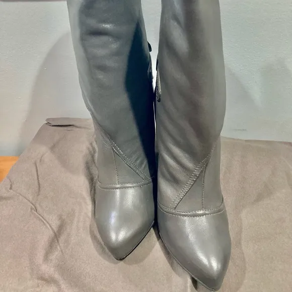 NWB Mea Shadow Women's Demetra Grey Leather Boots