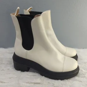 NWOB Stuart Weitzman Norah Chelsea Boots White‎ Leather Lug Sole Size 5.5C