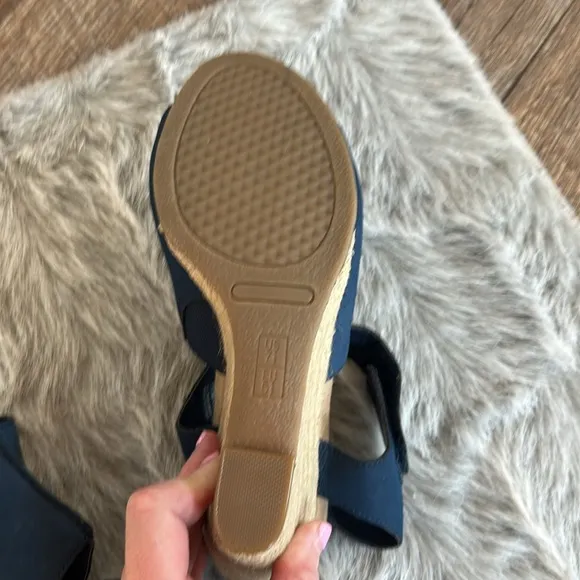 NWOT Aerosoles Women's Navy Sandals