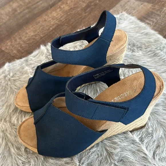 NWOT Aerosoles Women's Navy Sandals