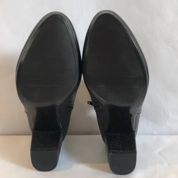 NWOT black faux leather Naturalizer Misha shooties block heel ankle boots size 7