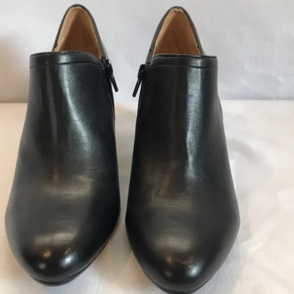 NWOT black faux leather Naturalizer Misha shooties block heel ankle boots size 7
