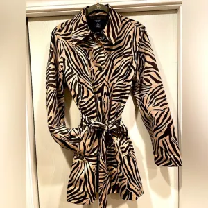 NWOT - CHAPS BY RALPH LAUREN ZEBRA PRINT BELTED TRENCHCOAT - BROWN &amp; TAN🤩🛍️🤩