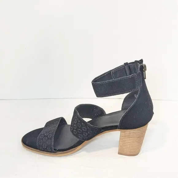 NWOT Frye and CO suede sandals