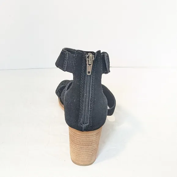 NWOT Frye and CO suede sandals