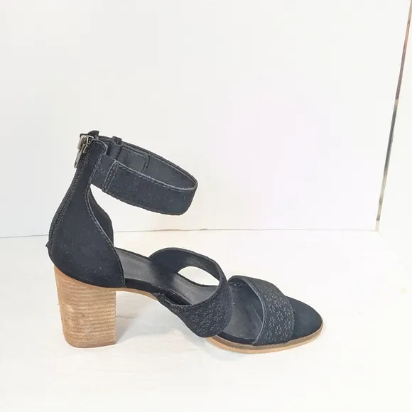 NWOT Frye and CO suede sandals