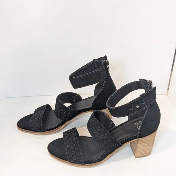 NWOT Frye and CO suede sandals