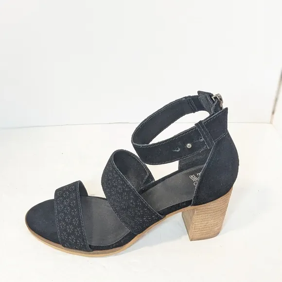 NWOT Frye and CO suede sandals