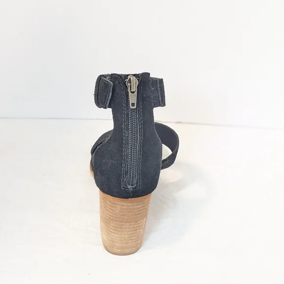 NWOT Frye and CO suede sandals