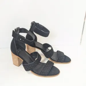 NWOT Frye and CO suede sandals