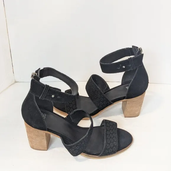 NWOT Frye and CO suede sandals