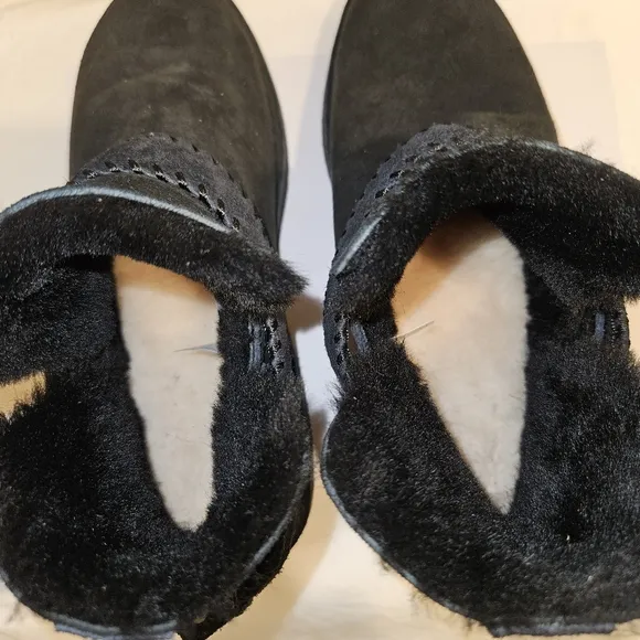 NWOT UGG McKay Black Shearling Ankle Boots Size 9.5 Womens