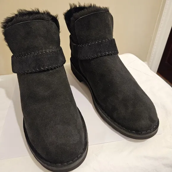 NWOT UGG McKay Black Shearling Ankle Boots Size 9.5 Womens