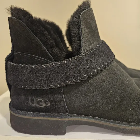 NWOT UGG McKay Black Shearling Ankle Boots Size 9.5 Womens