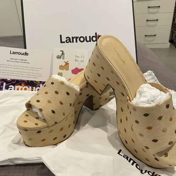 NWT Larroude “Miso” Natural Platform Shoes with Plush Comfort, Size 9