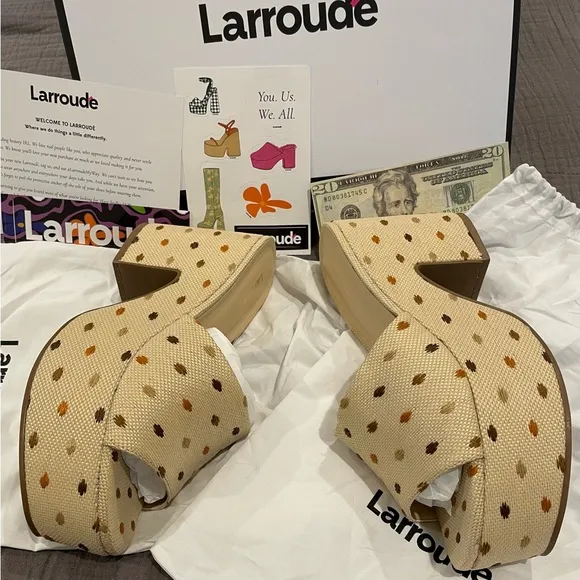 NWT Larroude “Miso” Natural Platform Shoes with Plush Comfort, Size 9
