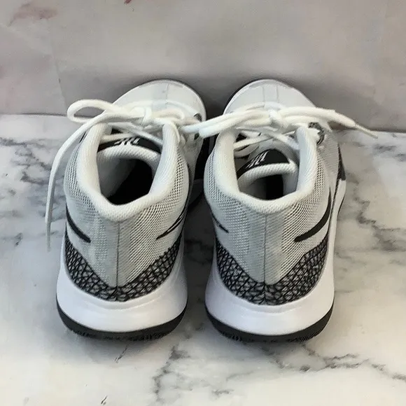NWT Nike Mens Athletic Shoes Size 5.5