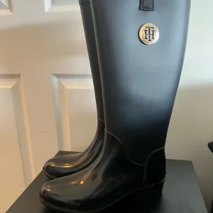 NWT Woman's Boots Tommy Hilfiger Karissa Black Size 9