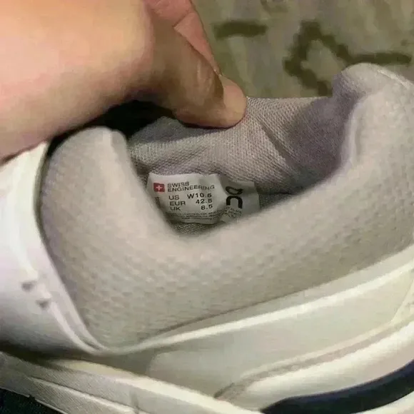 On Cloud Women's THE ROGER Advantage White \ Gray shoes US Size 10.5