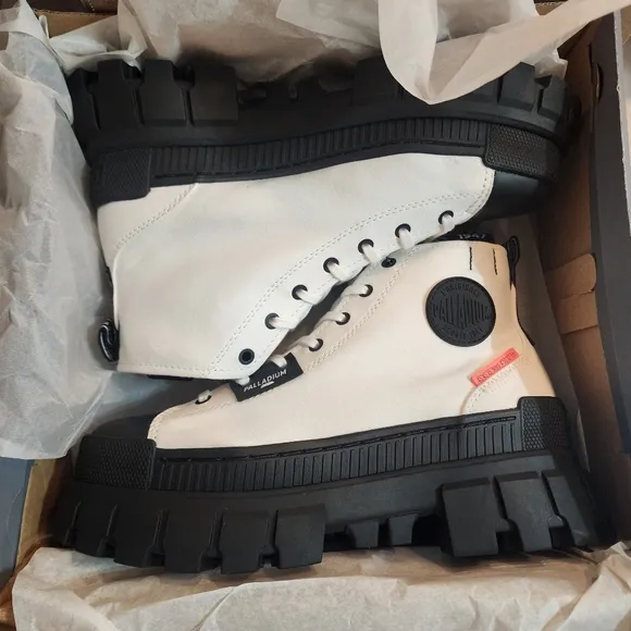 Palladium SIZE 8.5 White and Black REVOLT Platform Sneakers, New In Box
