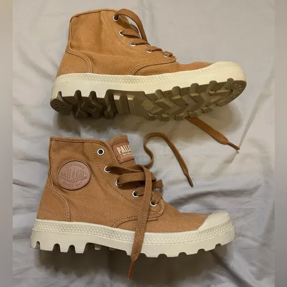 PAMPA HI Palladium Women's Tan Canvas Boots