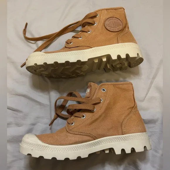 PAMPA HI Palladium Women's Tan Canvas Boots