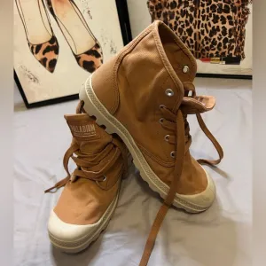 PAMPA HI Palladium Women's Tan Canvas Boots