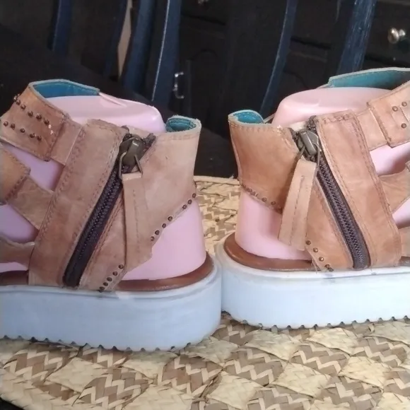 ROAN BY BED/STU SANDALS