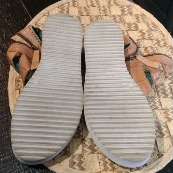 ROAN BY BED/STU SANDALS