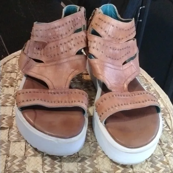 ROAN BY BED/STU SANDALS