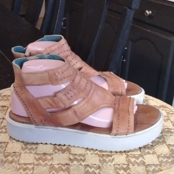 ROAN BY BED/STU SANDALS