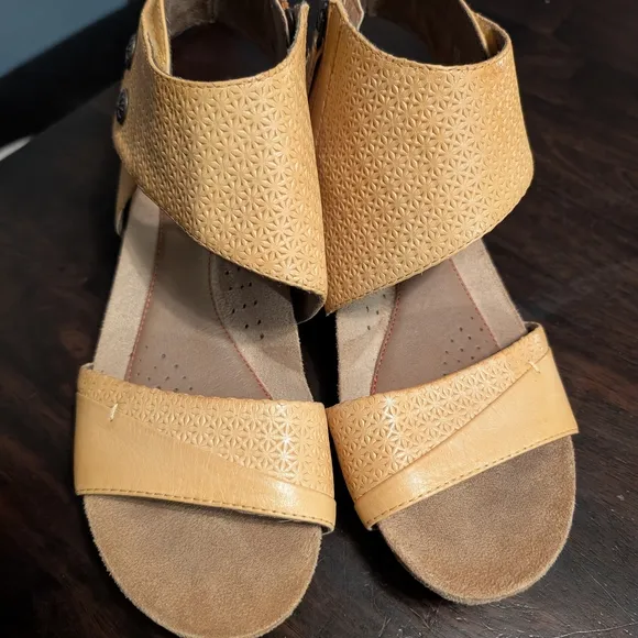 Rockport Cobb HillWomen's Mustard Sandals, 8.5, EUC - Gently worn once