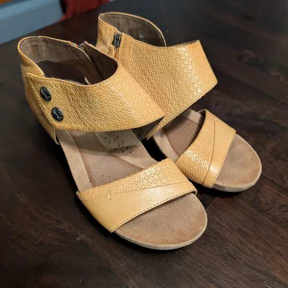 Rockport Cobb HillWomen's Mustard Sandals, 8.5, EUC - Gently worn once