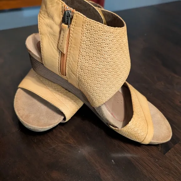 Rockport Cobb HillWomen's Mustard Sandals, 8.5, EUC - Gently worn once