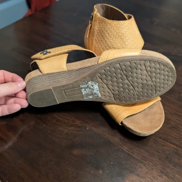 Rockport Cobb HillWomen's Mustard Sandals, 8.5, EUC - Gently worn once
