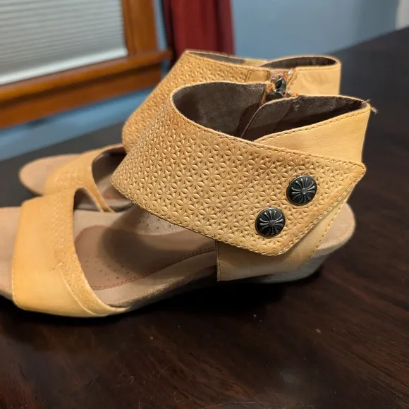 Rockport Cobb HillWomen's Mustard Sandals, 8.5, EUC - Gently worn once
