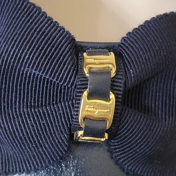 Salvatore Ferragamo Boutique Vara Bow Bow Chunchy Heels.