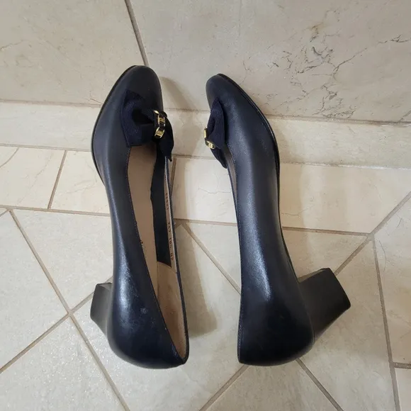 Salvatore Ferragamo Boutique Vara Bow Bow Chunchy Heels.